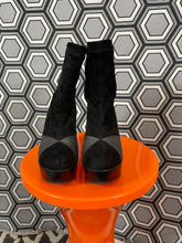 Charger l&#39;image dans la galerie, Paire de bottines en daim Robert Clergerie pointure 37
