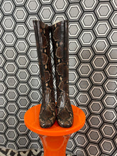 Charger l&#39;image dans la galerie, Paire de bottes en cuir façon python neuves Free Lance pointure 36
