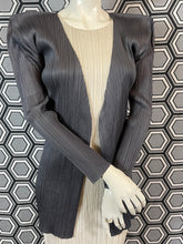 Charger l&#39;image dans la galerie, Veste gris foncé Pleats Please Issey Miyake
