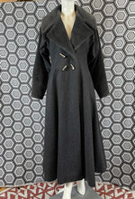 Charger l&#39;image dans la galerie, Manteau Paco Rabanne gros pailleté taille 38
