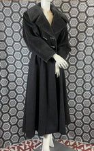 Charger l&#39;image dans la galerie, Manteau Paco Rabanne gros pailleté taille 38
