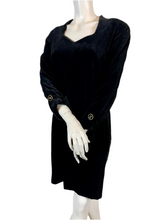 Charger l'image dans la galerie, Robe en velours vintage Guy Laroche taille 38
