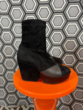 Charger l&#39;image dans la galerie, Paire de bottines en daim Robert Clergerie pointure 37
