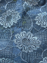 Charger l&#39;image dans la galerie, Chemisier en résille brodée Anne Fontaine taille 38

