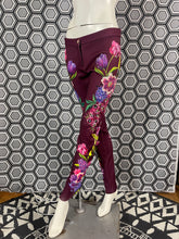 Charger l&#39;image dans la galerie, Incroyable pantalon strass Gai Mattiolo taille 38
