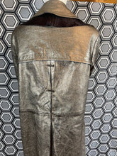 Charger l&#39;image dans la galerie, Incroyable manteau en cuir métallisé doré Salvatore Ferragamo taille 38
