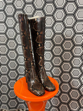 Charger l&#39;image dans la galerie, Paire de bottes en cuir façon python neuves Free Lance pointure 36
