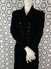 Charger l&#39;image dans la galerie, Manteau en velours Armand Ventilo taille 40
