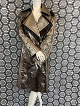 Charger l&#39;image dans la galerie, Incroyable manteau en cuir métallisé doré Salvatore Ferragamo taille 38
