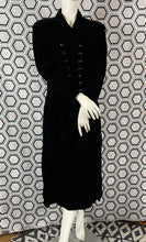 Charger l&#39;image dans la galerie, Manteau en velours Armand Ventilo taille 40
