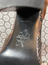 Charger l&#39;image dans la galerie, Paire de bottes en cuir façon python neuves Free Lance pointure 36
