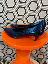 Charger l&#39;image dans la galerie, Escarpins bleu merallisé léopard pointure 37,5 italienne.
