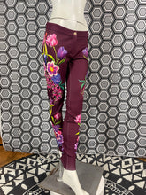 Charger l&#39;image dans la galerie, Incroyable pantalon strass Gai Mattiolo taille 38
