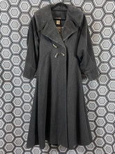 Charger l&#39;image dans la galerie, Manteau Paco Rabanne gros pailleté taille 38
