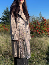 Charger l&#39;image dans la galerie, Incroyable manteau en cuir métallisé doré Salvatore Ferragamo taille 38
