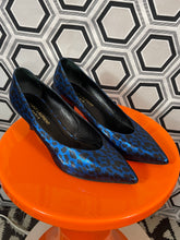 Charger l&#39;image dans la galerie, Escarpins bleu merallisé léopard pointure 37,5 italienne.
