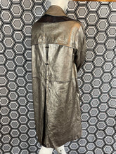 Charger l&#39;image dans la galerie, Incroyable manteau en cuir métallisé doré Salvatore Ferragamo taille 38
