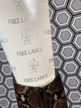 Charger l&#39;image dans la galerie, Paire de bottes en cuir façon python neuves Free Lance pointure 36
