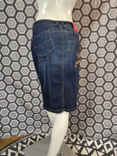 Charger l&#39;image dans la galerie, Jupe en jeans Versace jeans couture taille 40
