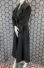 Charger l&#39;image dans la galerie, Manteau Paco Rabanne gros pailleté taille 38
