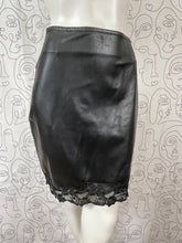 Charger l&#39;image dans la galerie, Jupe simili cuir et dentelle Capucine Puerari taille 36
