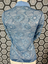 Charger l&#39;image dans la galerie, Chemisier en résille brodée Anne Fontaine taille 38
