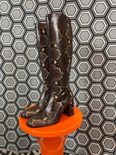 Charger l&#39;image dans la galerie, Paire de bottes en cuir façon python neuves Free Lance pointure 36
