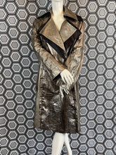Charger l&#39;image dans la galerie, Incroyable manteau en cuir métallisé doré Salvatore Ferragamo taille 38

