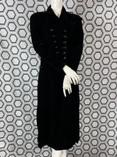 Charger l&#39;image dans la galerie, Manteau en velours Armand Ventilo taille 40

