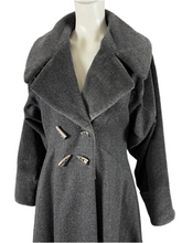 Charger l&#39;image dans la galerie, Manteau Paco Rabanne gros pailleté taille 38
