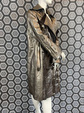 Charger l&#39;image dans la galerie, Incroyable manteau en cuir métallisé doré Salvatore Ferragamo taille 38
