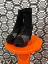 Charger l&#39;image dans la galerie, Paire de bottines en daim Robert Clergerie pointure 37
