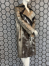 Charger l&#39;image dans la galerie, Incroyable manteau en cuir métallisé doré Salvatore Ferragamo taille 38
