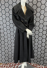 Charger l&#39;image dans la galerie, Manteau Paco Rabanne gros pailleté taille 38
