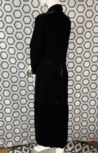 Charger l&#39;image dans la galerie, Manteau en velours Armand Ventilo taille 40
