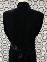 Charger l&#39;image dans la galerie, Manteau en velours Armand Ventilo taille 40
