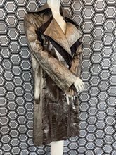 Charger l&#39;image dans la galerie, Incroyable manteau en cuir métallisé doré Salvatore Ferragamo taille 38
