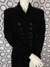Charger l&#39;image dans la galerie, Manteau en velours Armand Ventilo taille 40
