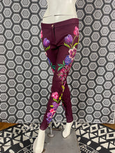 Charger l&#39;image dans la galerie, Incroyable pantalon strass Gai Mattiolo taille 38
