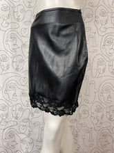 Charger l&#39;image dans la galerie, Jupe simili cuir et dentelle Capucine Puerari taille 36
