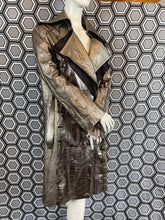 Charger l&#39;image dans la galerie, Incroyable manteau en cuir métallisé doré Salvatore Ferragamo taille 38
