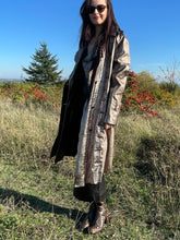 Charger l&#39;image dans la galerie, Incroyable manteau en cuir métallisé doré Salvatore Ferragamo taille 38
