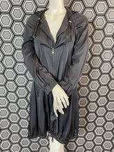 Charger l'image dans la galerie, Veste en soie Céline taille 38
