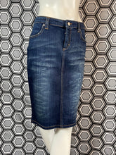 Charger l&#39;image dans la galerie, Jupe en jeans Versace jeans couture taille 40
