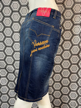 Charger l&#39;image dans la galerie, Jupe en jeans Versace jeans couture taille 40
