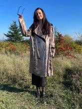 Charger l&#39;image dans la galerie, Incroyable manteau en cuir métallisé doré Salvatore Ferragamo taille 38
