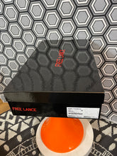 Charger l&#39;image dans la galerie, Paire de bottes en cuir façon python neuves Free Lance pointure 36
