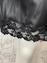 Charger l&#39;image dans la galerie, Jupe simili cuir et dentelle Capucine Puerari taille 36
