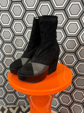 Charger l&#39;image dans la galerie, Paire de bottines en daim Robert Clergerie pointure 37
