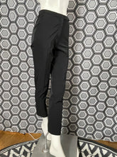 Charger l&#39;image dans la galerie, Pantalon noir Prada taille 34
